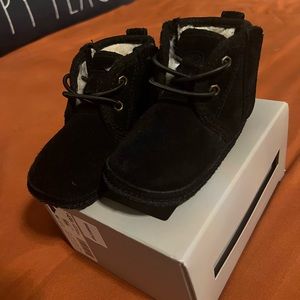 Black baby Uggs, like new condition. Size 2/3